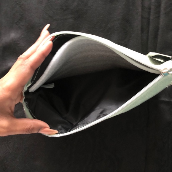 Jones New York Signature Charging Pouch - Picture 3 of 5